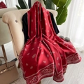 Elegante sciarpa di seta rossa con motivo paisley su una sedia in un ambiente luminoso - 90*180cm / Rosso