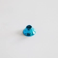 Gros plan d'une cloche en métal bleu avec boucle de suspension et finition brillante - 21mm / Bleu lac