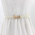 Ceinture élégante en perles blanches avec boucle papillon dorée en strass sur robe - Double Papillon Doré