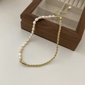 Detail of butterfly vintage pearl necklace with golden rope chain on jewelry box - Gold Irregular Pearl Splicing Style