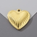 Gros plan détaillé d'un pendentif coeur doré avec texture rayée radiale en relief - Cœur à Texture Radiale Doré (Couleur Or KLJ8695-Z)