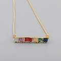 Vue macro d'un collier en chaîne dorée avec un pendentif en pierres précieuses arc-en-ciel - Style Pendentif Barre de Pierre Précieuse Arc-en-ciel (XL0021)