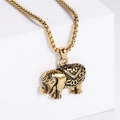 Collar con colgante de elefante dorado vintage con grabados detallados en una cadena de caja dorada - Sin Cadena / Dorado