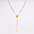 Detalle del collar rosario dorado con cuentas púrpuras y colgantes de cruz y medalla - Violeta Claro