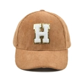 Detail einer braunen Cord-Baseballkappe mit glitzerndem H-Buchstaben-Patch und Textur - H-Buchstaben Aufnäher (Braun)