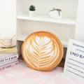Detail van een rond latte art kussen met realistische koffieschuimstructuur op een plank - Blad Latte Art (Stijl 2) / 36CM