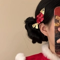 Gros plan détaillé d'une barrette poisson avec paillettes rouges et pierre bleue sertie - 50# Pince à Bec-Or/Rouge-Droit