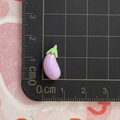Mini-Auberginen-Anhänger aus Harz, Detailansicht mit 1,5 cm Maßstab auf der Schneidematte - Aubergine