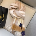 Klassieke beige en camel geruite sjaal van 100% wol met kwastjes op een bank - 11# Bruin Kameel
