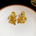 Boucles d'oreilles vintage fleurs dorées serties de pierres sur une assiette - Clous d'oreilles pétales de fleurs strass à rayures plissées avec tige en argent