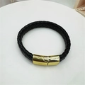 Geflochtenes schwarzes Kunstlederarmband mit goldenem Magnetverschluss auf Weiß - Imitat Gold Schwarzes Seil