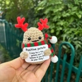Patata positiva fatta a mano all'uncinetto con corna di renna e sciarpa festiva - Patata di Natale 1