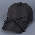 Berretto da baseball in raso nero con dettaglio fiocco e tessuto estivo leggero - Nero