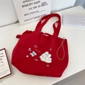 Detailaufnahme einer roten Canvas-Tasche mit Kordelzug und feiner Kaninchen-Stickerei - Laufendes Kaninchen (Rot)