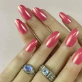 Uñas postizas cortas ovaladas rosa metalizado con efecto cromo y anillos de plata chic - Estilo de pegamento de gelatina amarilla