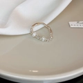 Bague élégante argentée avec perles blanches et détails métalliques torsadés au design - Perle Irrégulière (20)