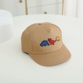 Détail de dinosaures brodés sur casquette de baseball pour enfants en toile de coton kaki - Trois Petits Dinosaures Kaki (HY-35012)