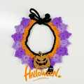 Dettaglio del collare per animali lavorato a mano per Halloween con ciondolo a zucca - S (15-20cm) / Collare in Maglia Zucca Viola Arancio