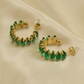 Orecchini a C dorati con zirconi marquise verde smeraldo su sfondo di seta - Taglio Marquise Verde Smeraldo (370-Verde Smeraldo)