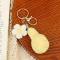 Porte-clés poire au crochet fait main avec fleur blanche et fermoir doré - Poire avec Fleur