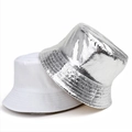 Dettaglio di un cappello pescatore in tessuto bianco e uno argentato metallizzato stile disco - M(56-58cm) / Argento (Retro Bianco)