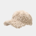 Primer plano de la suave textura de pelo sintético en la gorra de béisbol beige - Ajustable / Caqui