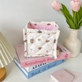 Detalle de cesta de tela acolchada con estampados de perros y forro interior rosa - Perro de Pan