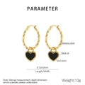 Makro-Detail des 18K vergoldeten Kordel-Ohrrings mit schwarzem Herzanhänger aus Emaille - Gold Schwarz (KE116125-Z)