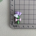 Macro d'un bouquet de fleurs en résine de 2 cm avec nœud rose pour loisirs créatifs DIY - 05*Trois fleurs blanc-violet