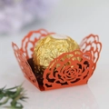 Dettaglio ravvicinato della fodera in carta rossa tagliata al laser con pizzo a rose - Cartoncino Rosso Arancio