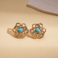 Dettaglio macro di orecchini a fiore dorati con perle turchesi e piccoli cristalli - Orecchini a lobo - Blu (Ago d'argento)