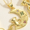 Collier pendentif ours lune doré avec gravure LOVE et zircons colorés élégants - Ours sur la lune