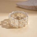 Macro detail van zilveren gedraaide armband met vierkante schakels en reliëftextuur - Spiraal Textuur Vierkant Blok Armband (Zilver)