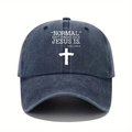 Dettaglio del cappellino da baseball lavato blu scuro con croce bianca e testo stampato - Taglia unica / Blu navy