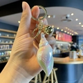 Bunter schillernder Muschel Schlüsselanhänger mit goldener Glocke für Handtaschen - Große Irisierende Weiße Conch (pl-1170)