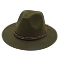 Dettaglio del cappello in feltro verde oliva con fascia in pelle intrecciata e strass - Verde Militare