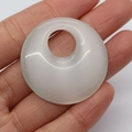 Witte doorschijnende 40mm ronde natuursteen opaal donut hanger op een handpalm - Wit