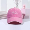 Dettaglio del cappello da baseball in cotone lavato rosa con ricamo cuore e pianeta - Rosa