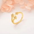Detalle de anillo dorado ajustable con tres dijes de estrellas y micro circones - Triple Estrellas Entrelazadas