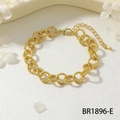 Dettaglio del bracciale a catena dorata opaca con anelli testurizzati su sfondo di tessuto - Catena ad Anelli Opaca (BR1896-E)