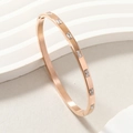 Brazalete minimalista de acero inoxidable oro rosa con circonitas rectangulares incrustadas - Oro rosa