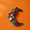 Corona de Navidad en forma de luna con agujas de pino, luces LED y caballo de fieltro rojo - Luna Creciente de 35CM Con Luces / Serie Roja