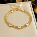 Goldenes Mesh-Armband mit drei rosa quadratischen Steinen auf Schmuckkästchen - Rosa Edelstein-Stil (B1966)
