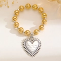 Detailansicht des gotischen Herzanhängers mit Krone und Metallperlenarmband - Kronengehämmertes Herzanhänger-Armband (10335) / Gold Beads With Antique Silver Charms