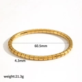 Dettagli del bracciale in acciaio al titanio dorato con diametro 60,5 mm e larghezza 4,3 mm - Stile Cilindrico Segmentato (TB7178)