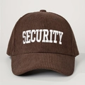 Detailaufnahme der SECURITY Stickerei auf der braunen Cordstruktur der Baseballkappe - Kaffeebraun