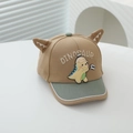 Dettaglio cappellino dinosauro per bambini con corna 3D e toppe ricamate di alta qualità - Cachi