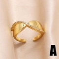 Anello ondulato placcato oro 18k con zirconi luccicanti su sfondo di seta beige - Stile Onda con Strass (rin53-A)