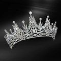 Eleganter silberner Braut-Tiara mit funkelnden Kristall-Strasssteinen auf dunklem Grund - Gold