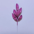 Dettaglio di foglie di pino artificiali magenta glitterate per decorazioni natalizie - Viola